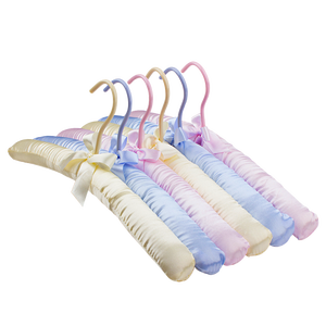 Cintre en tissu rembourré en <span class=keywords><strong>Satin</strong></span> anti-vol de haute qualité pour la vie quotidienne cintre en soie solide pour l'organisation de stockage à domicile - Product Image 1