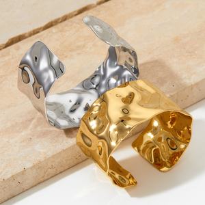 새로운 트렌디 한 과장된 와이드 스테인레스 스틸 팔찌 팔찌 커프 오픈 청키 해머 골드 도금 팔찌 여성용 - Product Image 3