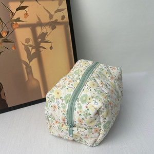 <span class=keywords><strong>Kit</strong></span> de voyage en gros avec logo matelassé rose personnalisé trousse de maquillage légère à laver sac coloré vintage doux à fleurs plissé en coton - Product Image 3