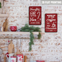 Calentarse al calor del bar de café y chocolate caliente, letreros rústicos de metal, decoración navideña para la cocina