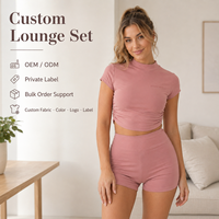 Conjunto de dos piezas al por mayor para mujer: Top corto fruncido de algodón acanalado rosa malva con cuello simulado y manga corta, y shorts de cintura alta.