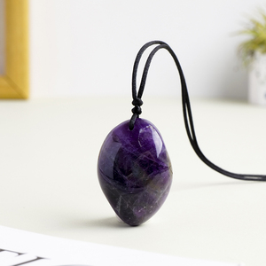 Venta al por mayor de fábrica: Colgante de piedra pulida de <span class=keywords><strong>amatista</strong></span> natural Dream Crystal para joyería, amuleto de la suerte para hombres <span class=keywords><strong>y</strong></span> mujeres - Product Image 6