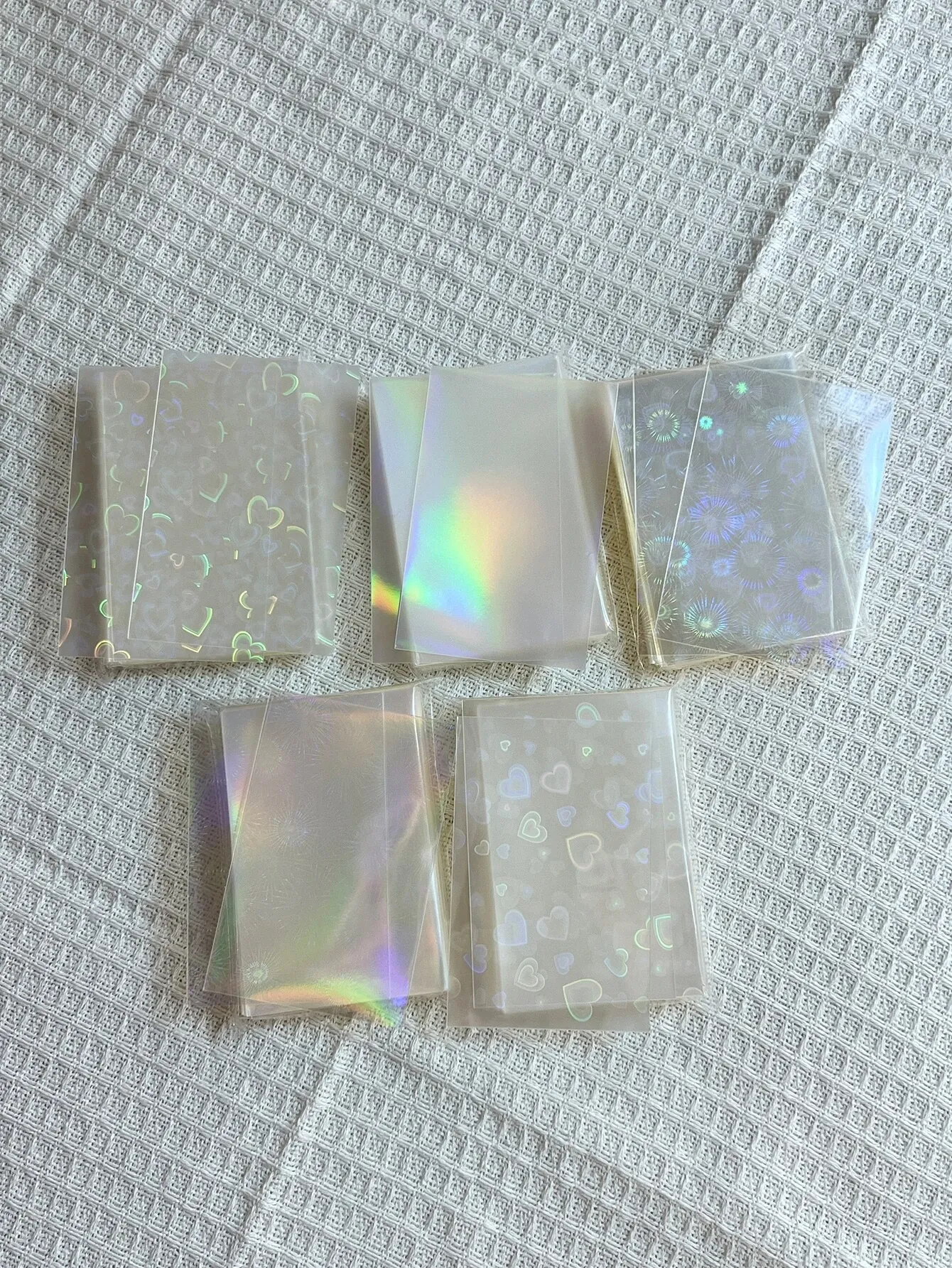Neuausgabe Bestseller Regenbogen-Laser blinkende Kartenfolie holografisch durchsichtige Karten glänzende Hülse Spielkarten-Schutzhülse