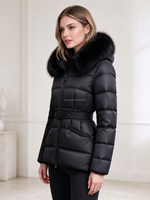 Doudoune cintrée avec col et capuche en fourrure - le manteau léger et chaud indispensable pour les femmes aux silhouettes affinées