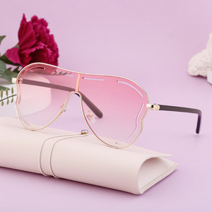 Lunettes de soleil à monture carrée de style européen pour femmes, protection UV400, lentille en PC, monture noire C5, double vert C6, jaune clair XN-98112 - Product Image 1