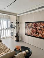 Mueble de TV Flotante Moderno con Puertas sin Tiradores y Almacenamiento, MDF Beige, Montado en la Pared para Sala de Estar
