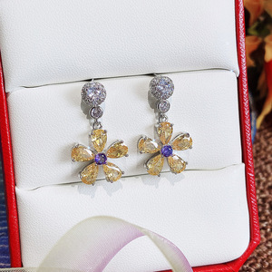 Boucles d'oreilles pendantes E1307 en forme de fleur jaune avec pierres jaunes taillées en poire et pierre centrale violette sertie griffe, bijoux de luxe pour femme - Product Image 6