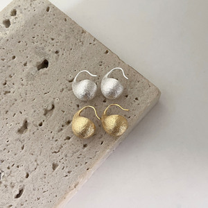 Pendientes coreanos de plata de ley 925 con forma de lágrima esmerilada para mujer, uso diario, diseño geométrico de color dorado - Product Image 3