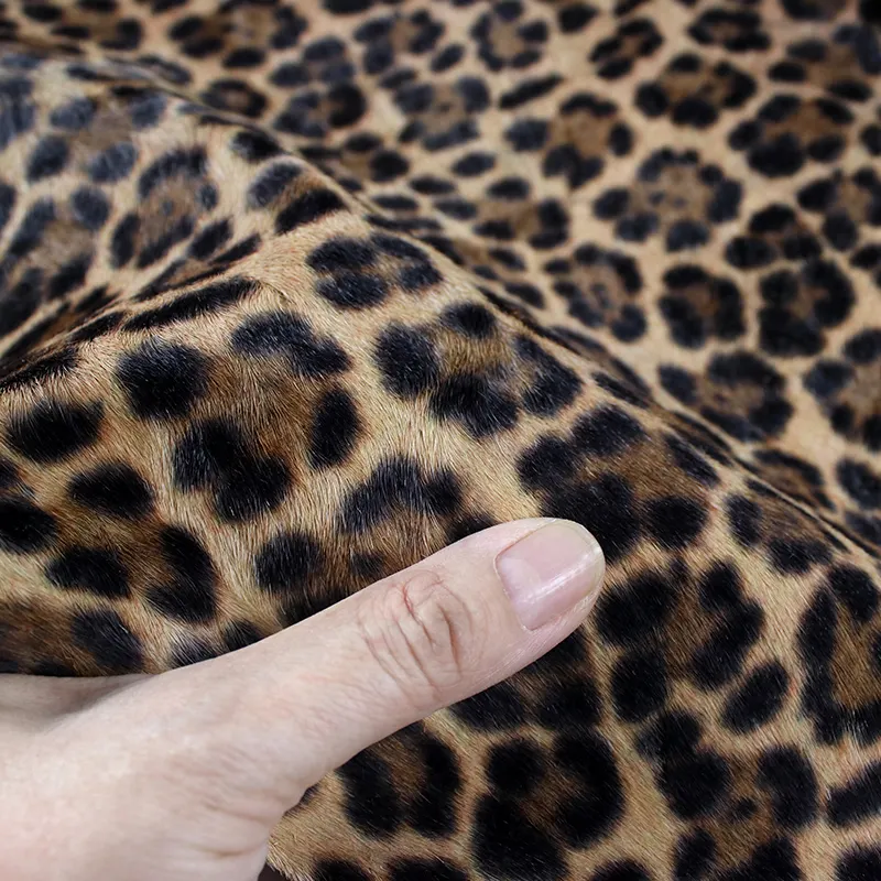 China Gerberei Großhandel Tierschutzhülse Leopardendruck echter Kuhfell-Steppteppich