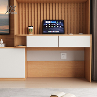Meuble TV mural bicolore en bois de noyer et crème, avec vitrine en verre intégrée et poste de travail intégré