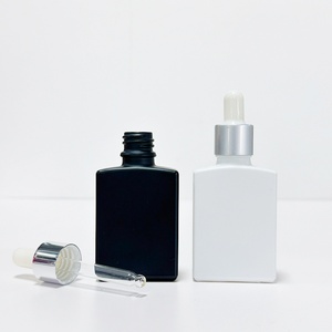 Vente en gros de flacons compte-gouttes en verre transparent pour huiles essentielles cosmétiques de 30 ml, 50 ml et 100 ml avec bouchons en or rose et argent - Product Image 3