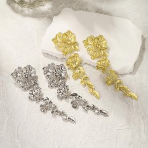 Boucles d'oreilles pendantes tendance style rétro européen-américain, motif floral stéréo avec pompon, haut de gamme, feuille exagérée, en alliage de zinc plaqué or - Product Image 4