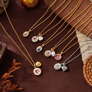 Collana con Ciondolo Smaltato Placcato Oro a Forma di Fiore d'Amore con Perla, Charm <span class=keywords><strong>per</strong></span> <span class=keywords><strong>Lei</strong></span> - Product Image 2