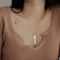 Collar con Nombre Personalizado en Barra Delgada, Collar Vertical con Nombre, Joyería de Verano para Mamá, Regalo de Boda Hecho a Mano, Grabado de Fecha