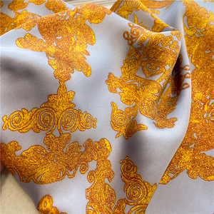 Écharpe en soie carrée d'été pour dames de luxe en gros 70*70cm Écharpe en polyester pour adultes avec motif de splendeur dorée imprimé sur mesure - Product Image 2