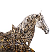 Statue de cheval en résine de style européen vintage, argentée et dorée, sculptée, avec selle incrustée de pierres précieuses, base noire, posture de galop, pour intérieur et bureau