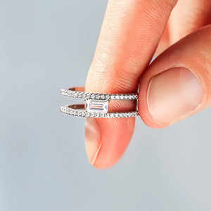 Anello da Donna in Oro Bianco con Diamante Taglio Smeraldo, Anello di Fidanzamento con Diamante Naturale Colore D e Pietre Laterali - Product Image 2