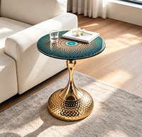 Table basse moderne de luxe léger italienne en acier au carbone avec design cintré, personnalisable pour salon et chambre à coucher