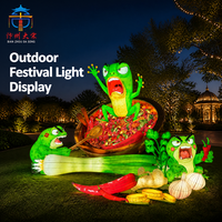 Sculpture de lanterne géante personnalisée en forme de grenouille de dessin animé en soie, avec éclairage LED lumineux pour parc à thème