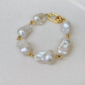 Ensemble de bracelet et collier en perles baroques naturelles avec perles plaquées or de forme irrégulière, élégant et tendance - Product Image 3