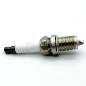 Bougie d'allumage K7TC à griffe unique blanche, accessoire pour machines de jardin, tronçonneuse et tondeuse à deux temps - Product Image 3
