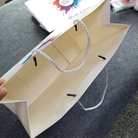 Sac en papier d'emballage biodégradable, sacs cadeaux avec logo imprimé avec poignées en ruban pour vêtements, vente en gros