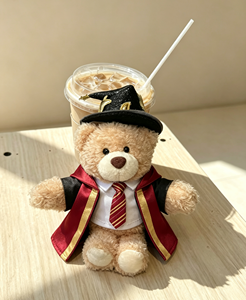 Oso <span class=keywords><strong>de</strong></span> peluche súper suave estilo <span class=keywords><strong>Hogwarts</strong></span>, adorno para abrazar tazas con diseño <span class=keywords><strong>de</strong></span> taza <span class=keywords><strong>de</strong></span> café, con túnica <span class=keywords><strong>de</strong></span> mago y corbata a rayas, juguete temático - Product Image 1