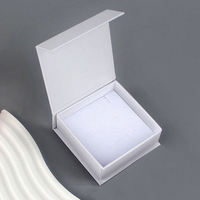 Boîtes de présentation de bijoux à couvercle articulé A1 avec insert de présentation blanc, format carré et emballage cadeau pour les marques de boutiques