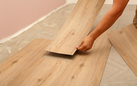Planche de vinyle PVC LVT de luxe auto-adhésive Revêtement de sol en plastique Panneau de plancher en bois en plastique Revêtement imperméable Décoration intérieure