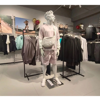 Étagères de présentation pour chaussures de sport, présentoirs pour vêtements pour hommes, présentoirs commerciaux en acier et bois pour vêtements d'extérieur