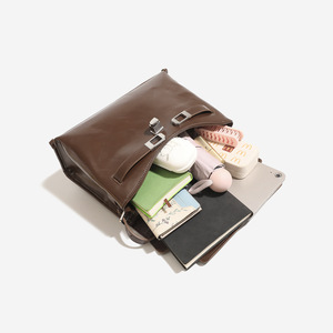 Nuevo Bolso Bandolera de Gran Capacidad con Cierre de Cremallera en PU Estilo Letra, Color Marrón Castaño, Versátil para Llevar al Hombro, Otoño/Invierno - Product Image 4