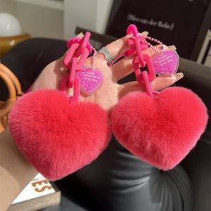 Porte-clés en peluche moelleux de style anime, écologique, en forme de cœur, pompon rose, doux, pour couple, porte-clés pour la Saint-Valentin - Product Image 1