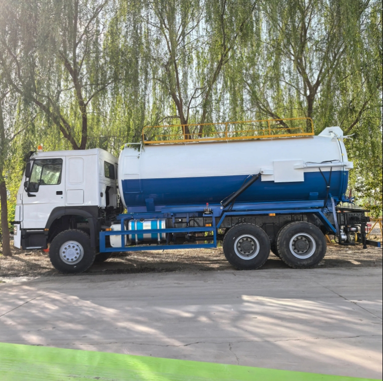 Dongfeng Vacuum Sewage Suction Truck Sludge Sucking Pump Sewage Suction Tanker Truck For Sale
