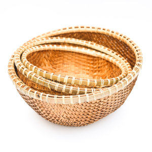 Cesta redonda de bambú hecha a mano con bordes curvos - Bambú de primera calidad con acabado pulido - Product Image 3