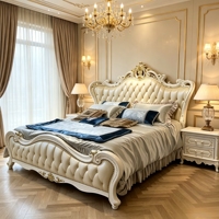 Verziertes Französisches Provinz-Bett aus Massivholz in Kingsize mit Cremefarbenem Knopfheftung-Lederbezug, Schlafzimmermöbel-Set für Luxus-Boutique-Hotels