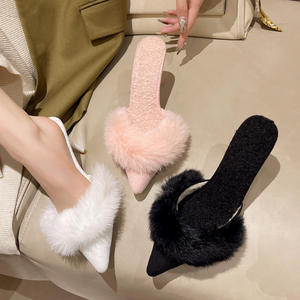 Pantoufles en daim doux haut de gamme, adaptées à une utilisation intérieure et extérieure, confort hivernal, pantoufles en fourrure pour femmes avec fonction antidérapante - Product Image 2