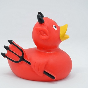Anatra di gomma del diavolo di plastica di galleggiamento di compressione dell'anatra del bagno molle su ordinazione promozionale all'ingrosso del PVC - Product Image 2
