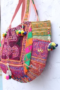 Bolsos Banjara Artesanales Indios de Patchwork Estilo Mediados de Siglo, Étnicos, Bordados a Mano, con Dos Correas, a un Precio Increíble - Product Image 2