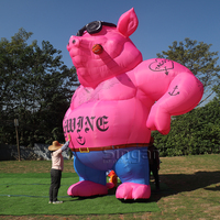 Grand ballon gonflable personnalisé de 5 m, en forme de cochon rose géant avec cigarette, pour la décoration de scène musicale et de fêtes.