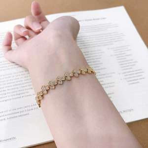 <span class=keywords><strong>Bracelet</strong></span> Trèfle Élégant et Raffiné en Or Jaune 18K avec Diamant de Laboratoire 2.4ct Certifié IGI – Bijou Tendance pour Femme, Création Quotidienne - Product Image 4