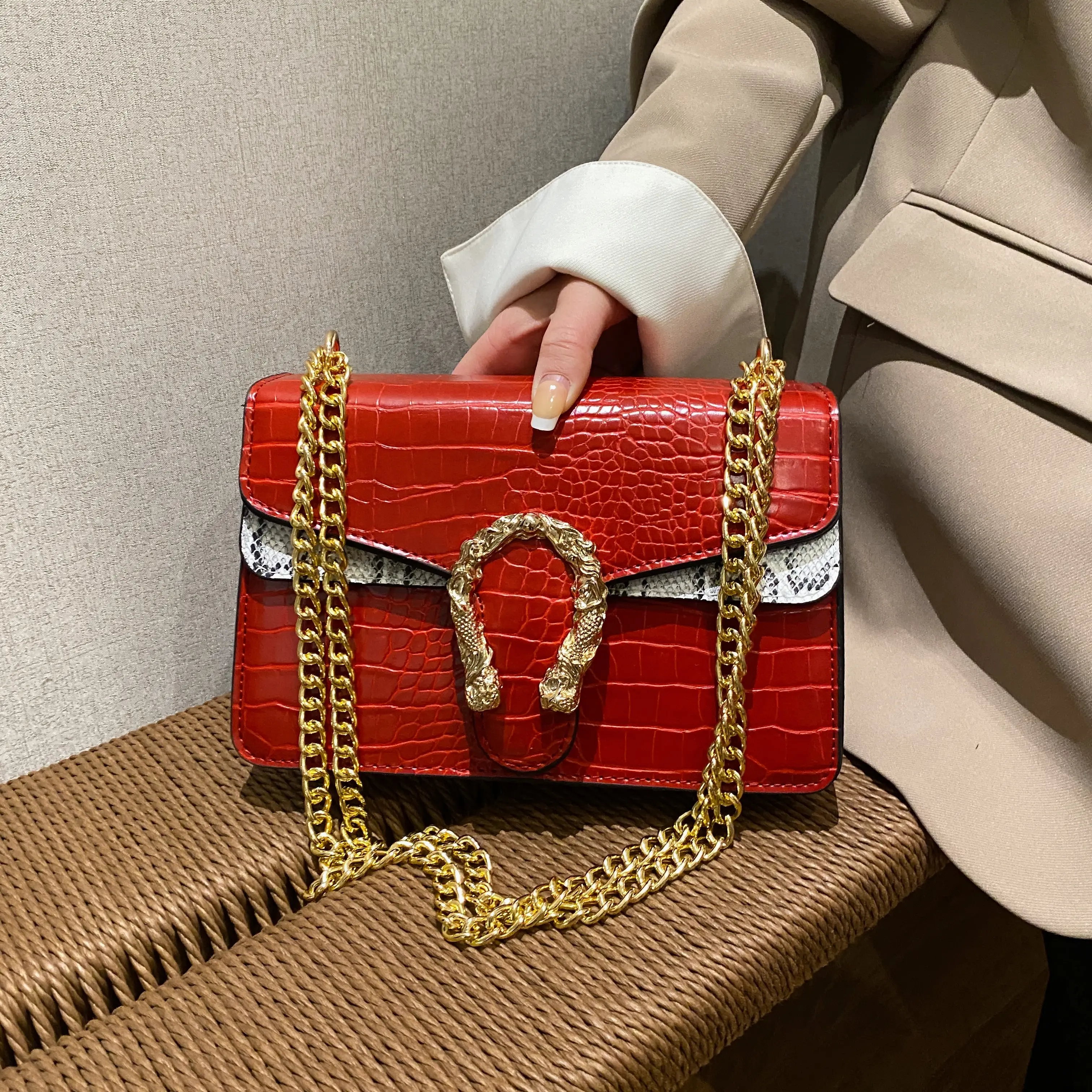 Female Trendy Fashion 2023 Famous Brand Snake Luxury Designer Messenger Bag Lady Vintage Handbag with Chain