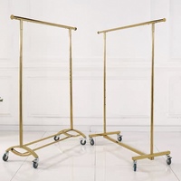 Porte-vêtements mobile Mookoo élégant en laiton avec barre réglable et roulettes verrouillables pour l'affichage de vêtements de détail