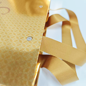 Sacs fourre-tout dorés de luxe écologiques faits à la main en gros, personnalisables avec poignée en ruban de papier cartonné doré et fourrure, pour chaussures et vêtements - Product Image 3