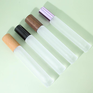 Vente en gros de flacons en verre épais de forme ronde et carrée, 10 ml, flacons de parfum en verre givré avec vaporisateurs dorés, argentés, noirs, couvercles en bois - Product Image 4