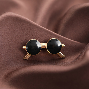 Mini broche lunettes de soleil en alliage plaqué noir, accessoire de mode unisexe, collection Printemps 2024 - Product Image 2