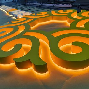 Letrero LED Personalizado con Carcasa Blanca y Retroiluminación Ámbar Cálida, con Logotipo Decorativo para el Identificación de Tiendas y Locales - Product Image 6