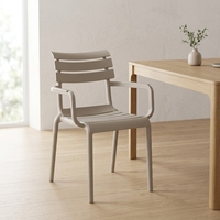 Chaise de salle à manger en plastique empilable moderne avec accoudoirs pour véranda extérieure, balcon, café, restaurant, salle à manger, cuisine, patio