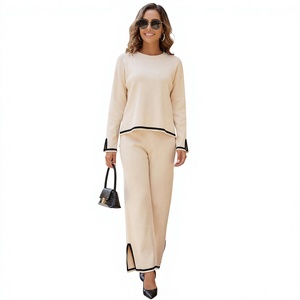 Conjunto de dos piezas para mujer, top de manga corta con cuello redondo y pantalones largos con rayas laterales, estilo casual, holgado, de punto, de algodón y poliéster. - Product Image 1