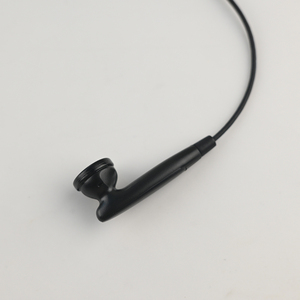 Auricular profesional con cable NNTN8294A con cable de 11.5 pulgadas (29 cm) para walkie-talkie serie APX - Product Image 4