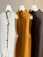 Blouse pull sans manches en tricot pour femme, idéale pour le début de l'automne, avec un design unique, un haut féminin élégant et exclusif.